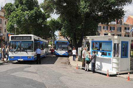 Blauwe bus op het San Rocco plein in Corfu