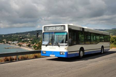 Blauwe bus nummer 7 op Corfu