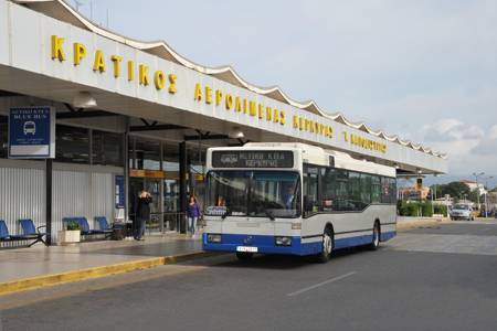 Blauwe bus bij het vliegveld van Corfu
